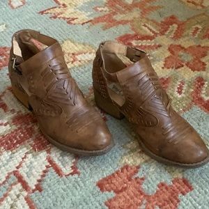 Very G Closed toe Sandals